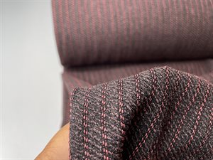 Fastvævet polyester med stræk - lækker struktur med mørk rosa striber